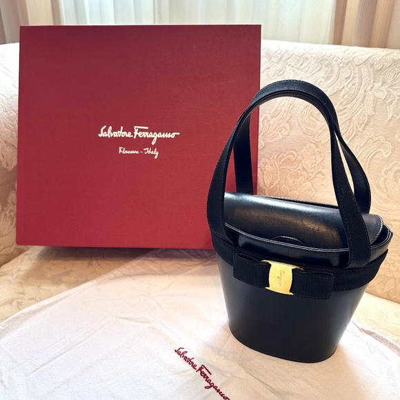 Salvatore Ferragamo black leather bucket bag - Picture 3 of 16